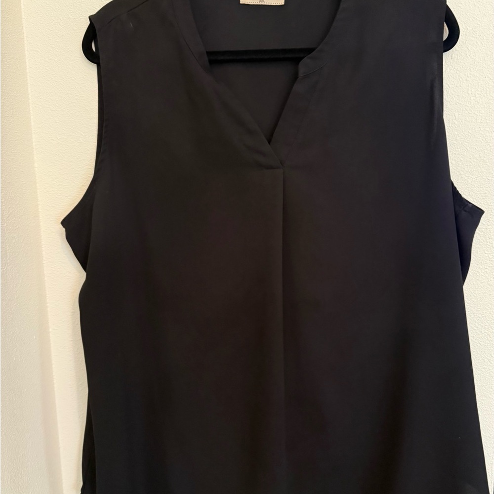 Chic Black V-Neck Sleeveless Blouse